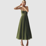 Adéla – Moderní elegance s odhalenými zády