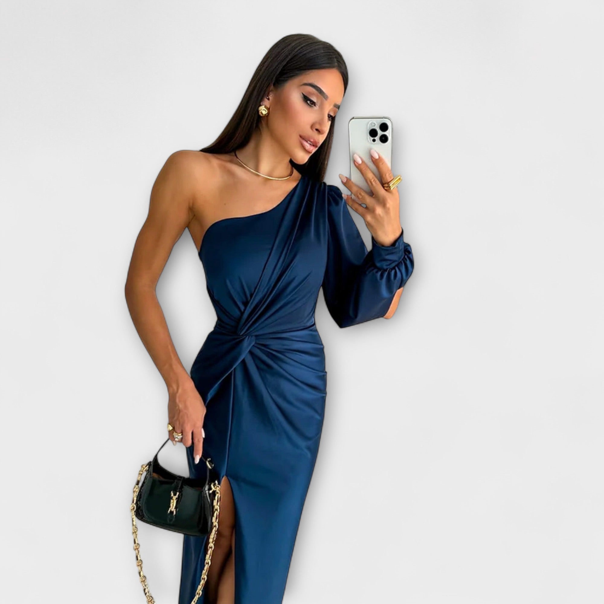 Julie – Elegantní šaty s rafinovaností
