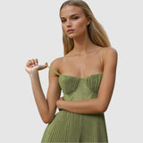 Adéla – Moderní elegance s odhalenými zády