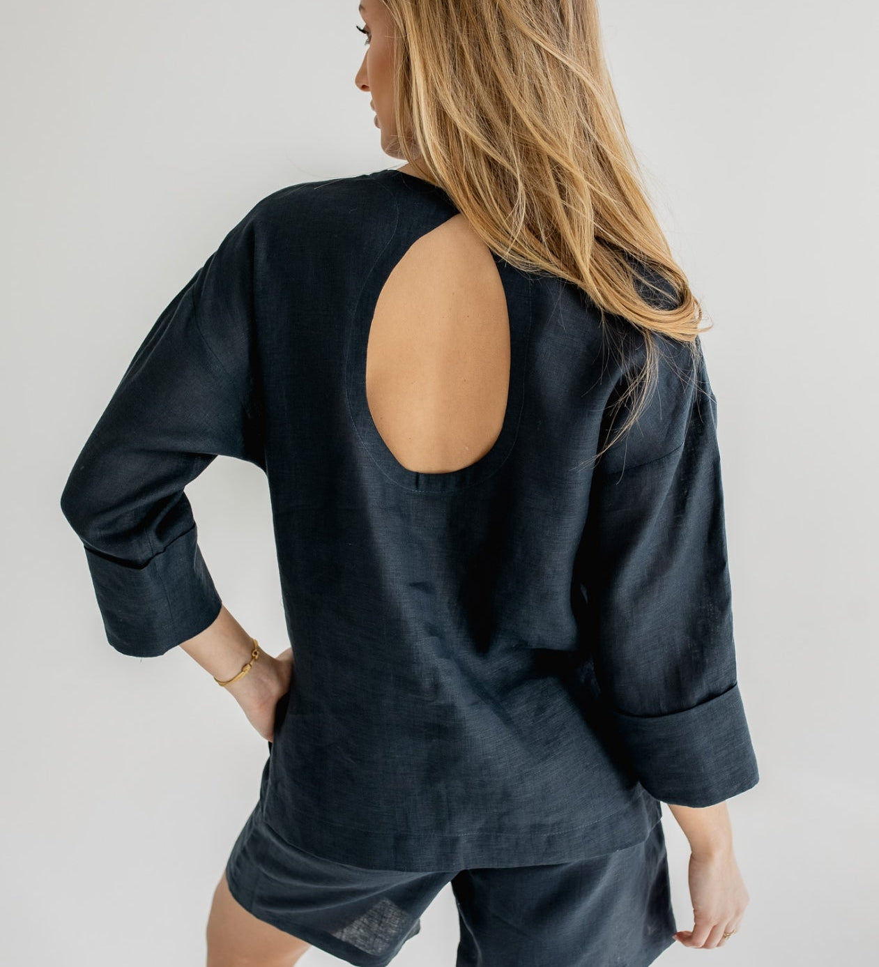 Dámský lněný top open back - regular fit